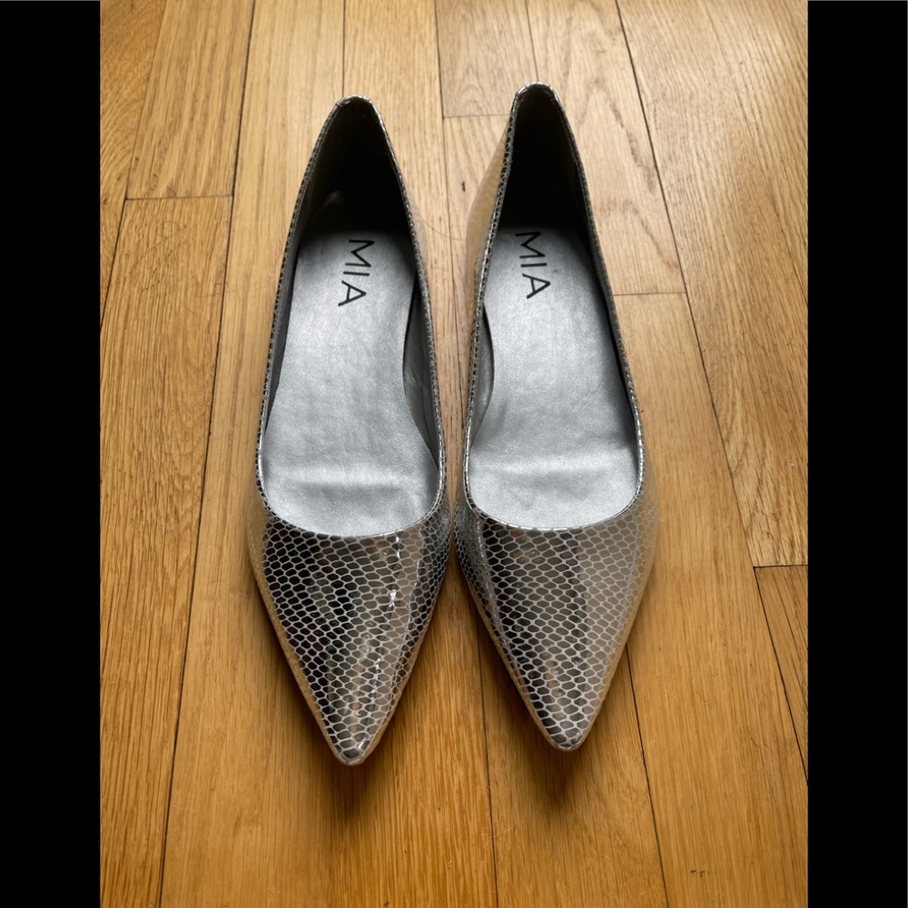 Mia new in box silver snake pointed flats size 8.5